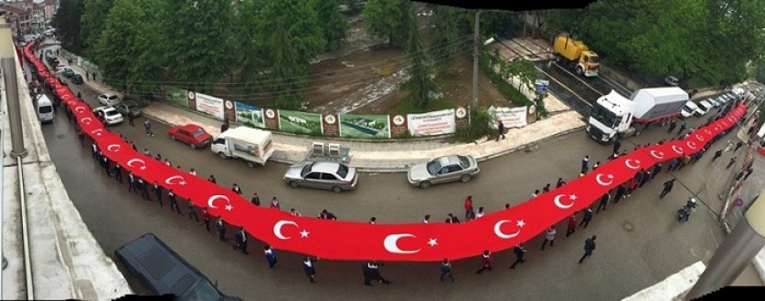 150 METRE TÜRK BAYRAĞIYLA ALAY YÜRÜYÜŞÜ