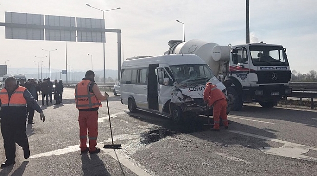 ENGELLİ TAŞIYAN SERVİS KAZA YAPTI