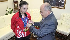 VALİ DAĞLI ŞAMPİYONU ÖDÜLLENDİRDİ
