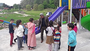 BAŞKAN YİĞİT'TEN ÇOCUKLARA KARNE HEDİYESİ