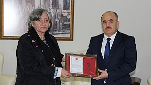 EMEKLİ ÖĞRETMENDEN ANLAMLI BAĞIŞ