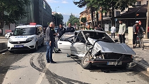 OTOBÜSÜN ÇARPTIĞI ARAÇ HURDAYA DÖNDÜ