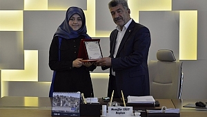 BAŞKAN YİĞİT'TEN TÜRKİYE İKİNCİSİNE PLAKET