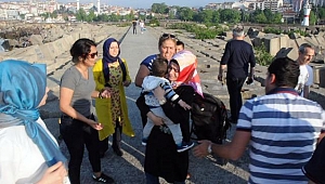 BETON BLOKLARIN ARASINA DÜŞEN BEBEĞİ İMAM KURTARDI