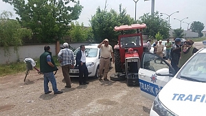 YOLDAN ÇIKAN TRAKTÖR OTOMOBİLLERE ÇARPTI