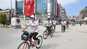 BAŞKAN YİĞİT BAYRAĞI TESLİM ALDI