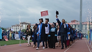 DÜZCE ÜNİVERSİTESİ'NDE MEZUNİYET COŞKUSU