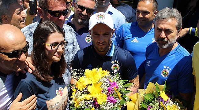 FENER'İ TARAFTARLAR KARŞILADI