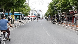 İSTANBUL CADDESİ TRAFİĞE KAPANDI