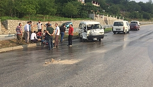 KONTROLDEN ÇIKAN MİNİBÜS AYDINLATMA DİREĞİNE ÇARPTI