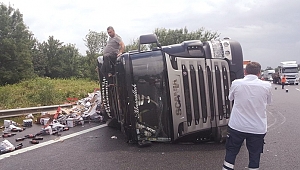TIR DEVRİLDİ, TRAFİKTE KUYRUK UZADI
