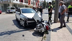 İKİ OTOMOBİL MOTOSİKLETLE ÇARPIŞTI