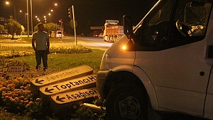 KIRMIZI IŞIKTA DURAMADI, 2 OTOMOBİLE ÇARPTI