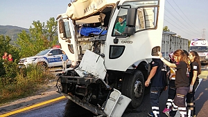 TIR 3 OTOMOBİLE ÇARPTI
