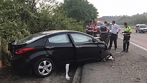 YOLDAN ÇIKAN ARAÇ AĞAÇLIK ALANA UÇTU