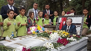 AVNİ AKYOL KABRİ BAŞINDA ANILDI