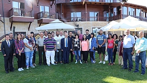 VALİ DAĞLI TURİSTLERLE TEK TEK İLGİLENDİ