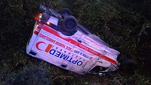 AMBULANS DEVRİLDİ: 2 YARALI