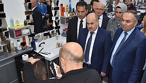ENGELLİLERE ÖZEL KUAFÖR AÇILDI
