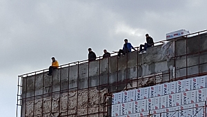 İŞÇİLER YİNE ÇATIYA ÇIKTI
