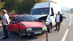 MİNİBÜSLE OTOMOBİL ÇARPIŞTI: 7 YARALI