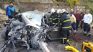 KADIN SÜRÜCÜ BETON MİKSERİNE ÇARPTI