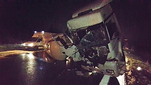 ÇİMENTO YÜKLÜ TANKER DEVRİLDİ
