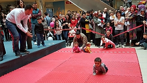 BEBEKLER YARIŞTI, EBEVEYNLER HEYECANLANDI