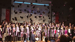 UĞUR OKULLARI'NDA MEZUNİYET SEVİNCİ