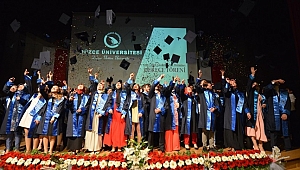 ÜNİVERSİTE MEZUNİYET GURURUNU YAŞADI