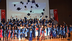 ÜNİVERSİTEDE MEZUNİYET SEVİNCİ