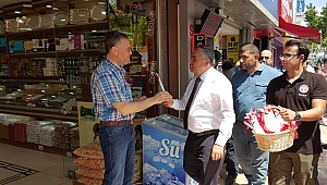 BAŞKAN, KIRMIZI DİPLİ MUMLA DAVET ETTİ