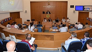 KÜRSÜDE BAŞKAN
