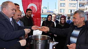 FARUK ÖZLÜ KURU EKMEK VE HOŞAF DAĞITTI