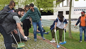 ÖĞRENCİLER KAMPÜSÜ TEMİZLİYOR