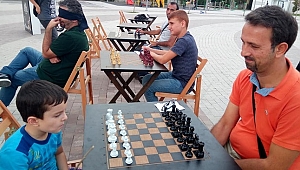 SOKAKTA SATRANÇ VAR