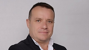 HABERİ BEĞENMEYEN CHP'Lİ GAZETECİNİN EVİNİ BASTI