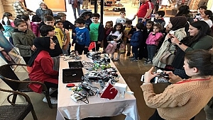 BAHÇEŞEHİR KOLEJİ STANDINA YOĞUN İLGİ