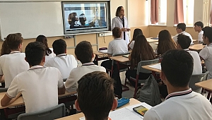 REKTÖR ÖNLÜĞÜ GİYDİ, DERSE GİRDİ
