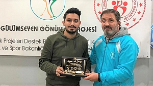 ALİ YILDIZ'A ANLAMLI PLAKET