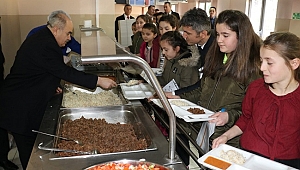 VALİ YEMEK DAĞITTI