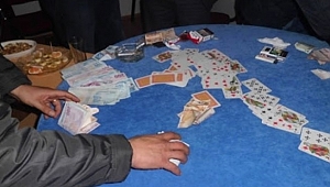 AKÇAKOCA'DA KAÇAK KUMARHANEYE BASKIN