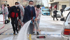 BAŞKAN YANMAZ SOKAKLARI KENDİ ELLERİ İLE YIKADI