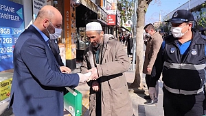 BAŞKAN YARDIMCISI MASKE DAĞITTI