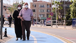 YAŞLILAR BAYRAMIN TADINI SOKAKTA ÇIKARDI