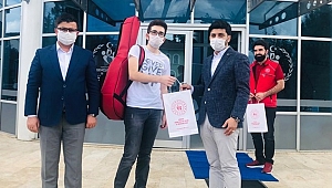 GENÇ MÜZİSYENLER EVDE ŞARKI SÖYLEDİLER