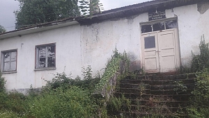 OKUL ÇÜRÜMEYE TERK EDİLDİ