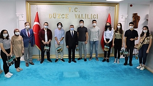 VALİ BAŞARILI ÖĞRENCİLERİ AĞIRLADI