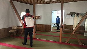 GENÇLER CAMİLERDE TEMİZLİK YAPTI