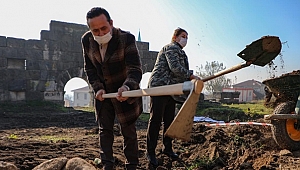 BİR KAZMA DA ONLAR VURDU